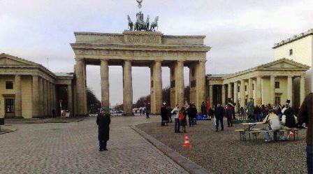 Sharing snus at the Brandenburg Gate