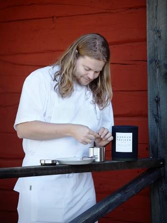 Magnus Nilsson enjoys a fika with General Kardus Fäviken Snus 2016